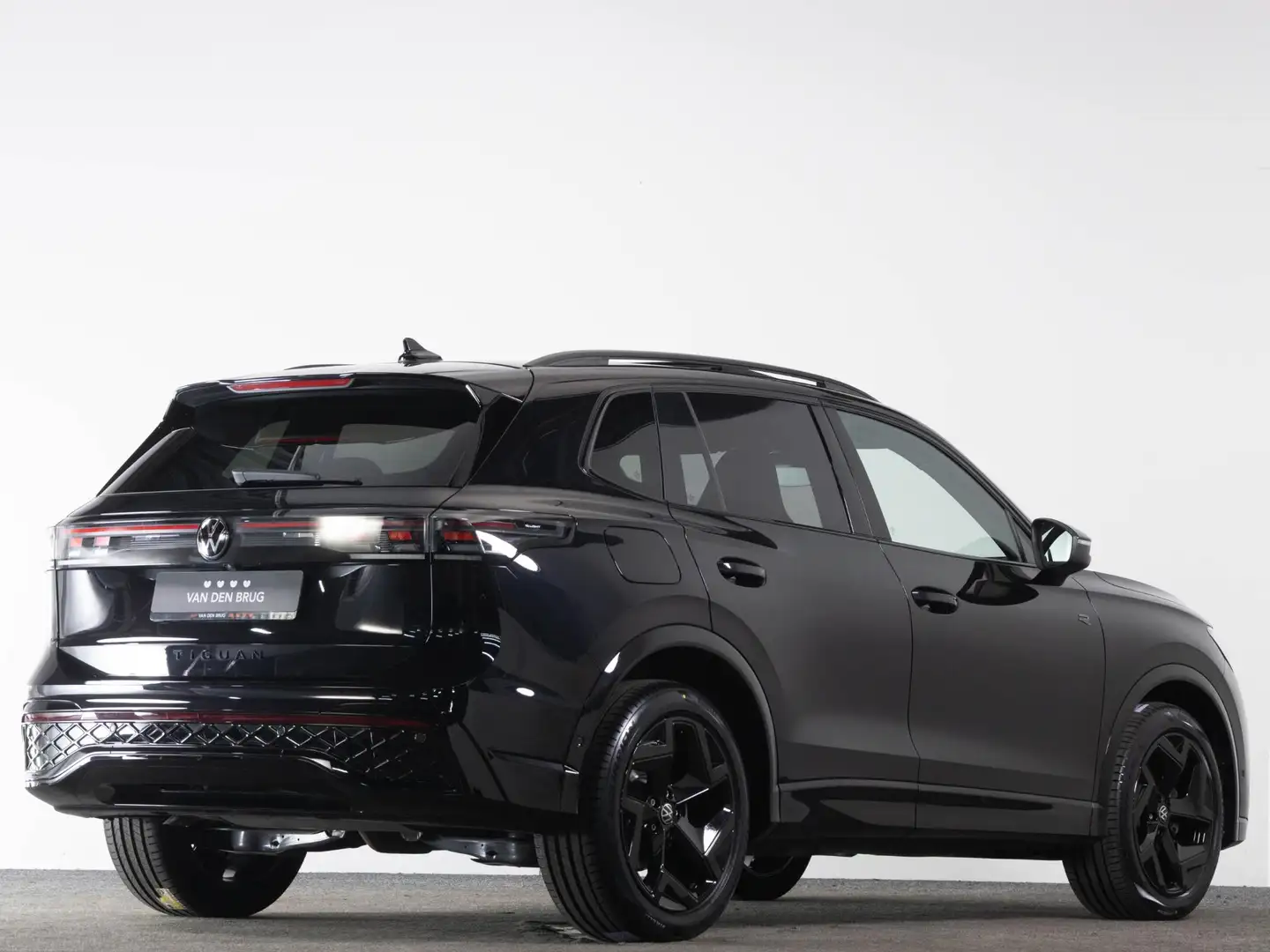 Volkswagen Tiguan R-Line 1.5 eTSI 150 PK DSG | Panoramadak | Black S Zwart - 2