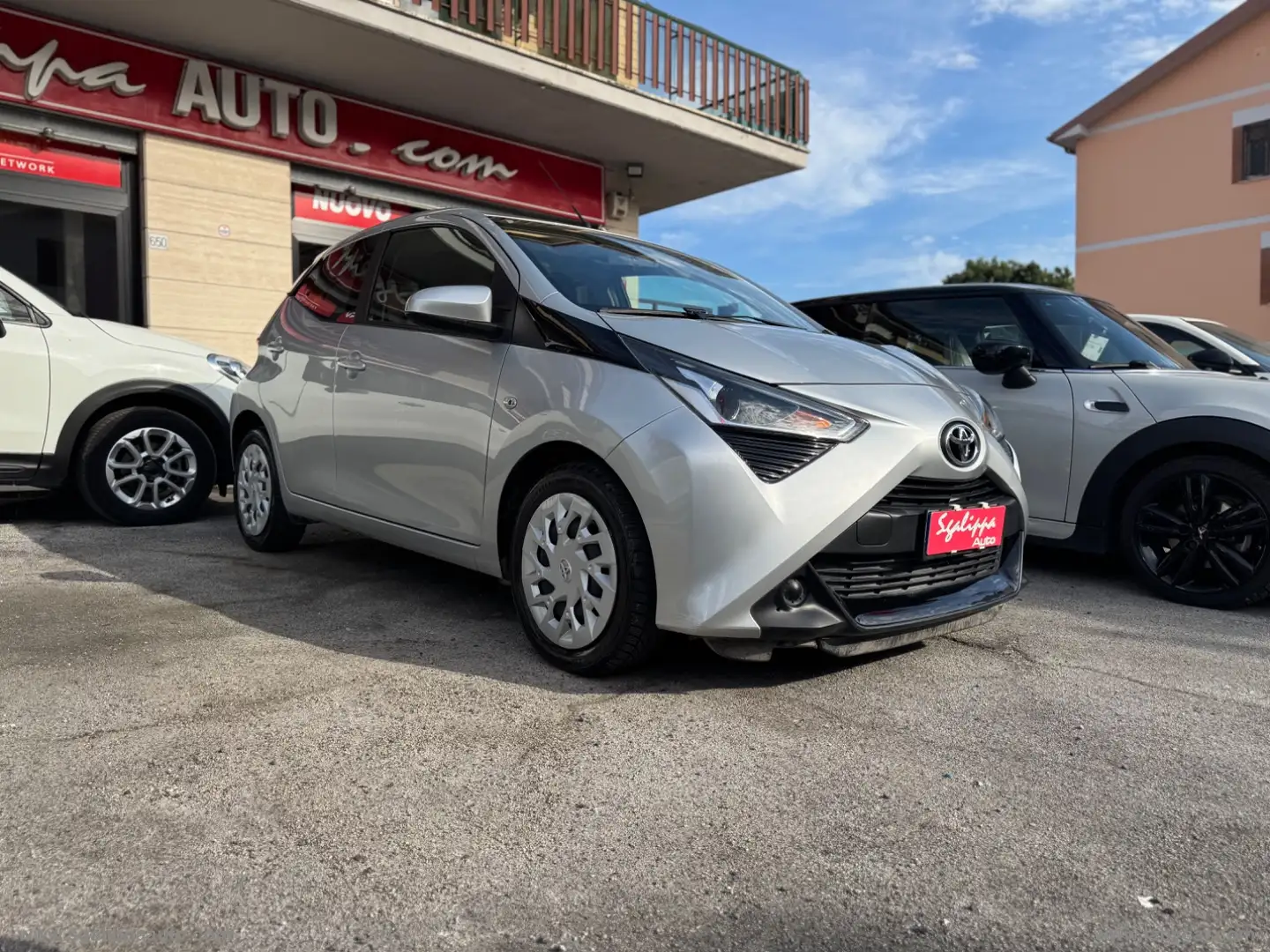 Toyota Aygo 1.0 VVT-i 72 CV 5p. x-business MMT Plateado - 1