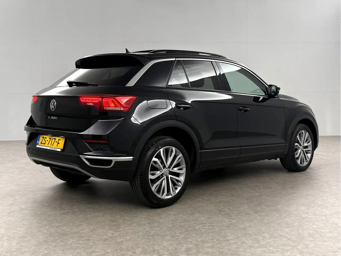 Volkswagen T-Roc 1.0 TSI Style Pano LED Carplay Clima Adaptive Crui Zwart - 2