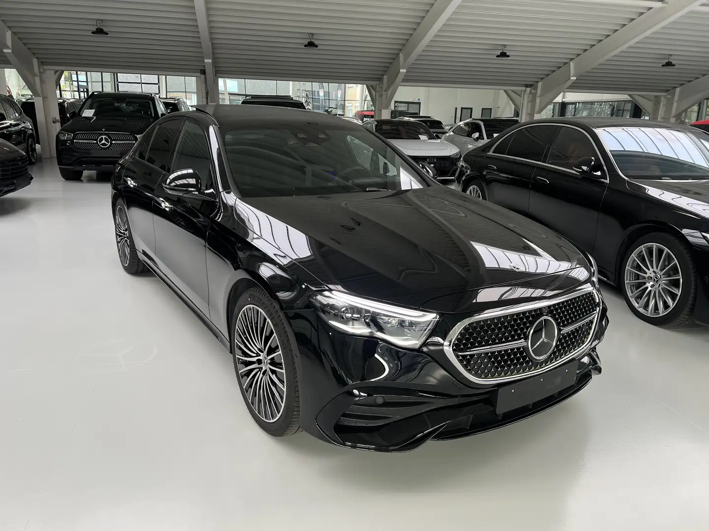 Mercedes-Benz E 300 E 300e 4Matic 9G-TRONIC Edition AMG Line PANO FULL Zwart - 2