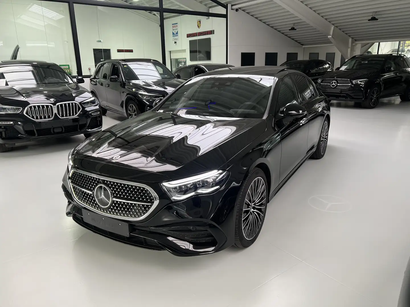Mercedes-Benz E 300 E 300e 4Matic 9G-TRONIC Edition AMG Line PANO FULL Zwart - 1