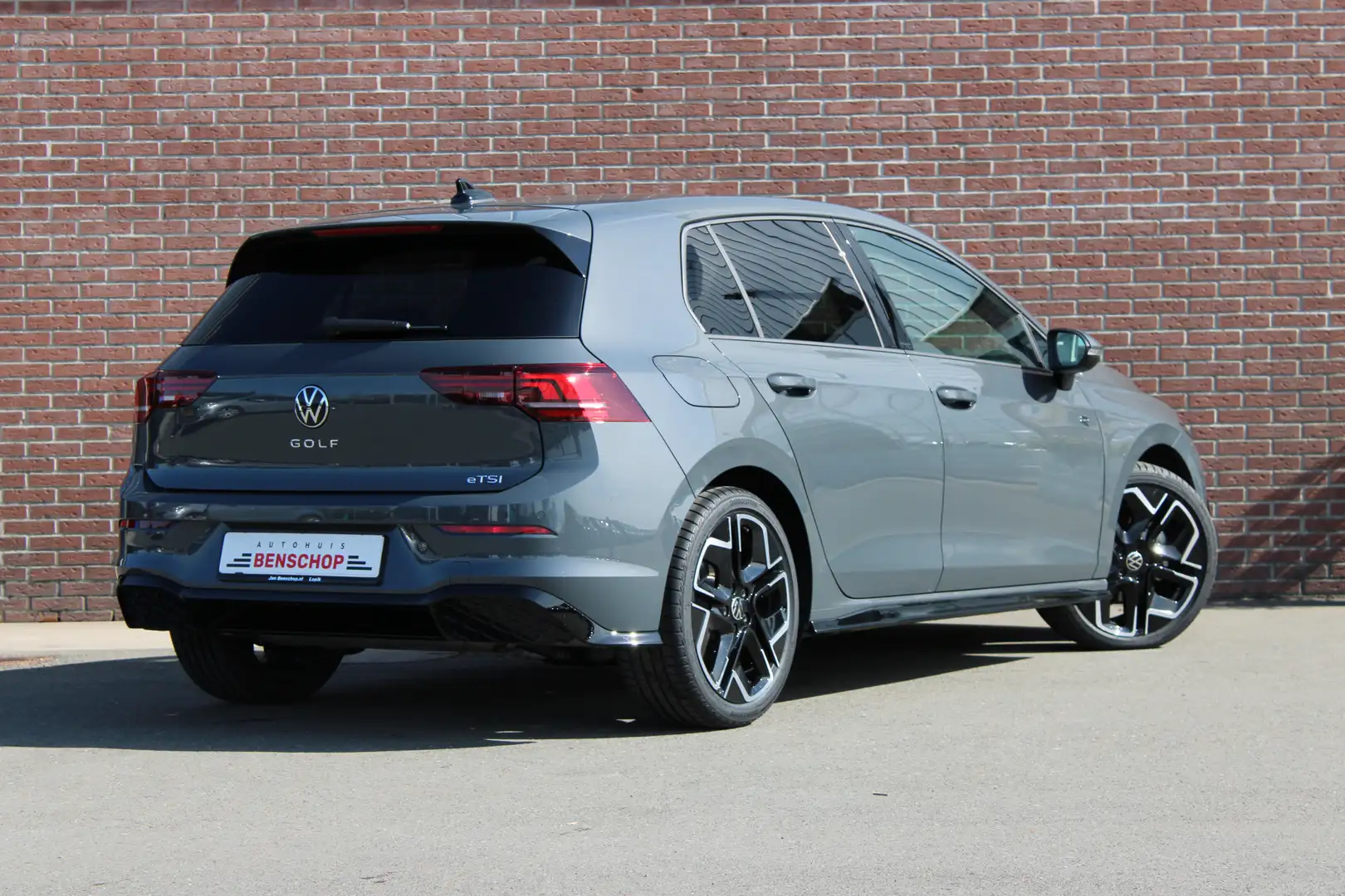 Volkswagen Golf 1.5 eTSI R-line 150PK DSG |IQ.LIGHT|DCC|APP.CONNEC Grijs - 2