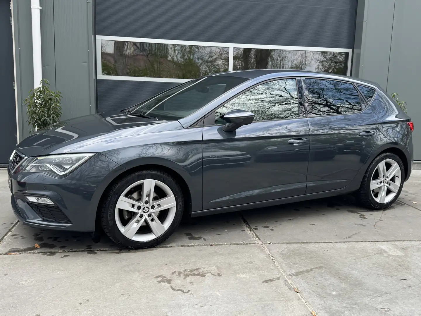 SEAT Leon 1.5 TSI 150pk DSG FR Ultimate Edition Stoelverwarm Grijs - 2