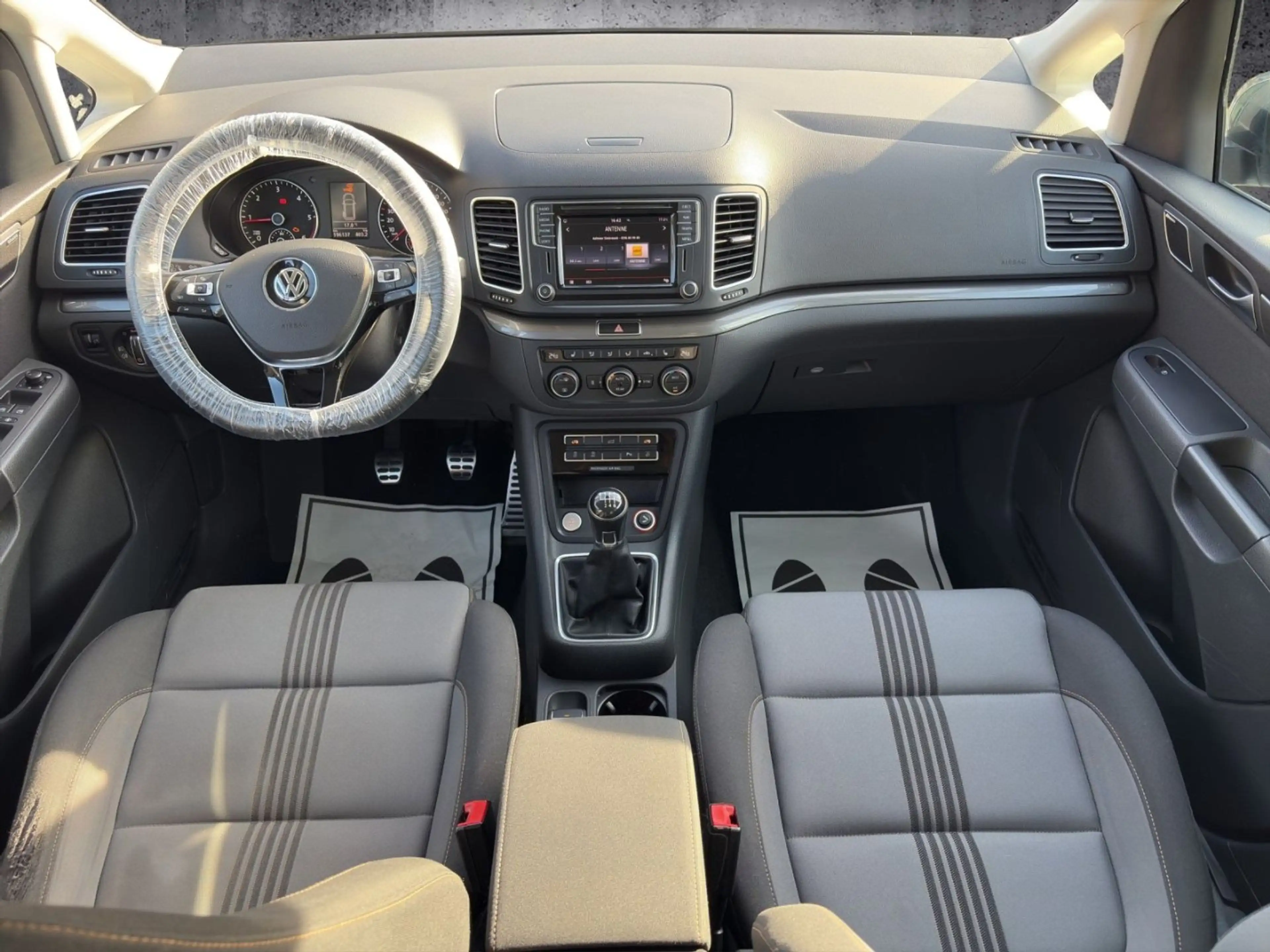 Volkswagen Sharan 2.0 TDI BlueMotionTech Comfortline — photo 7