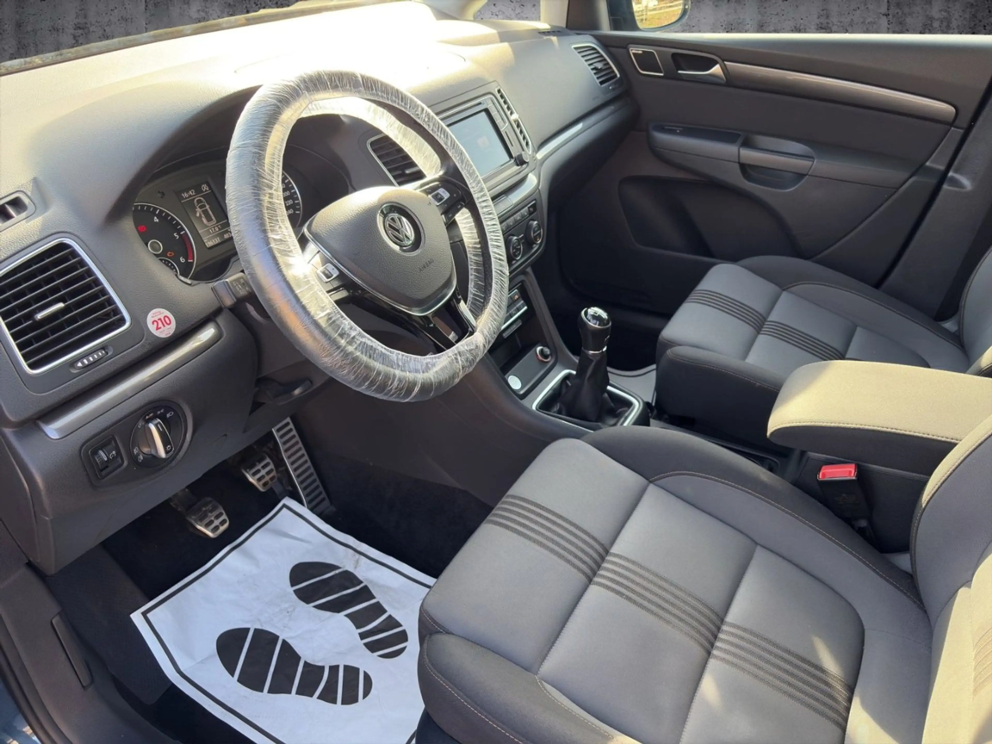 Volkswagen Sharan 2.0 TDI BlueMotionTech Comfortline — photo 9