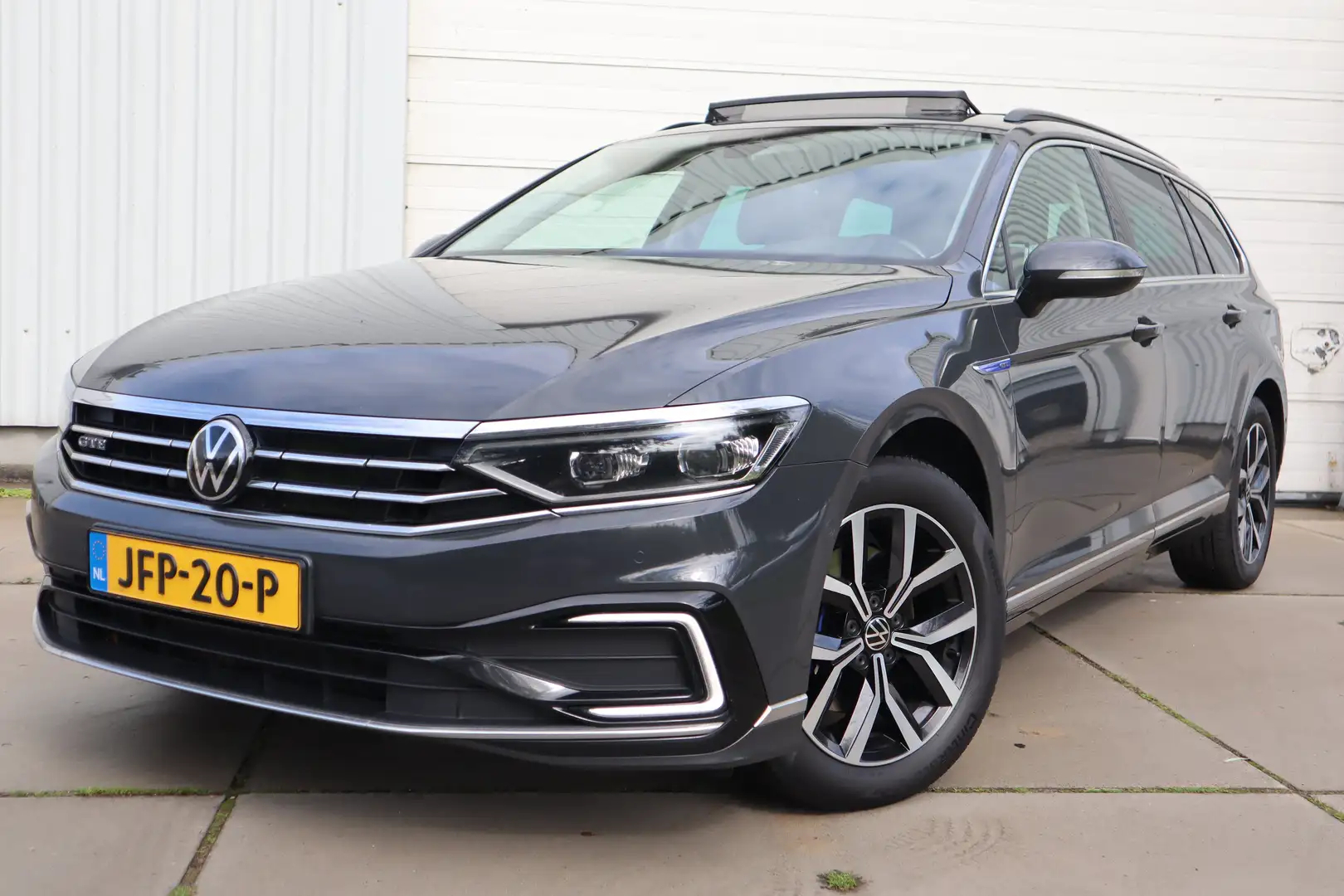 Volkswagen Passat Variant 1.4 TSI GTE Bns Pan-dak/Trekhaak/Vol €250,-p/m Grijs - 1