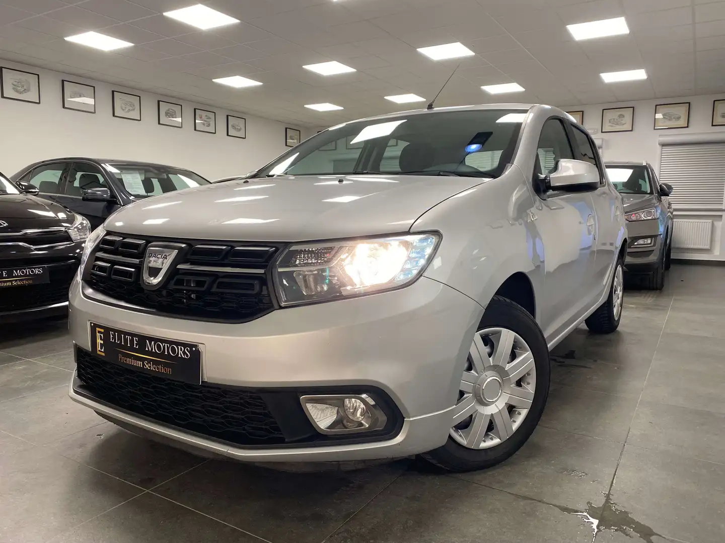 Dacia Sandero 1.5 dCi Lauréate AUTO / 1erMAIN/ ETAT NEUF Argent - 1