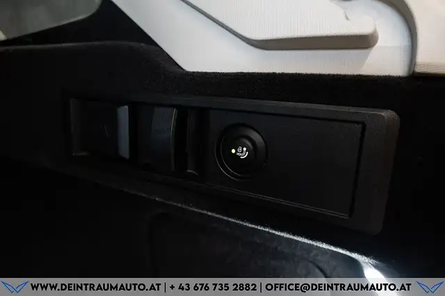 BMW 3 Series view 11