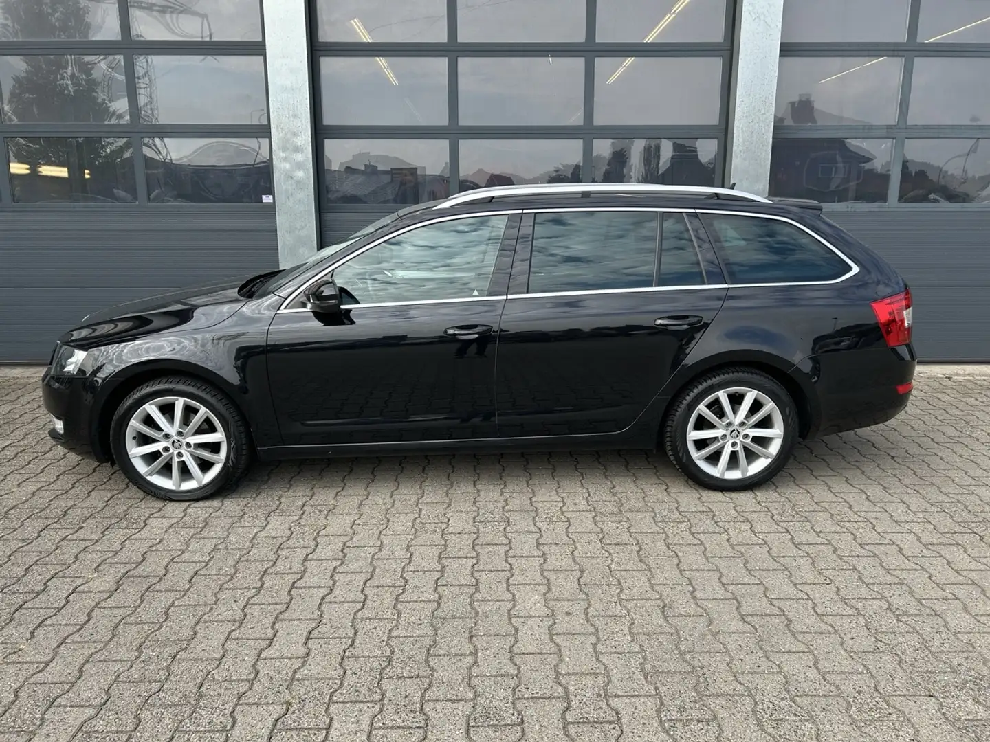 Skoda Octavia 1.4 TSI 140pk Ambition Business Line Zwart - 2