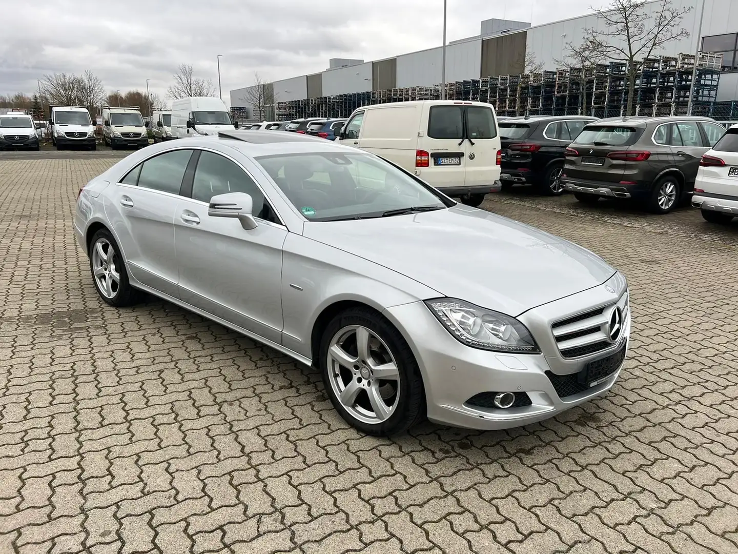 Mercedes-Benz CLS 350 -GLASDACH-HARMAN KARDON-LEDER-NAVI Stříbrná - 2