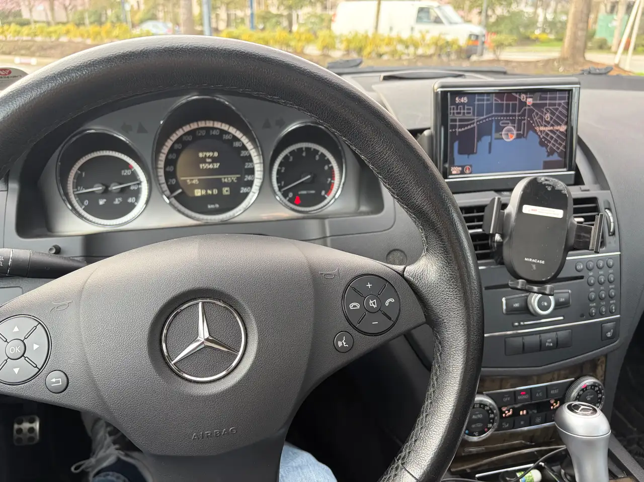 Mercedes-Benz C-Class снимка Mercedes-Benz C-Class