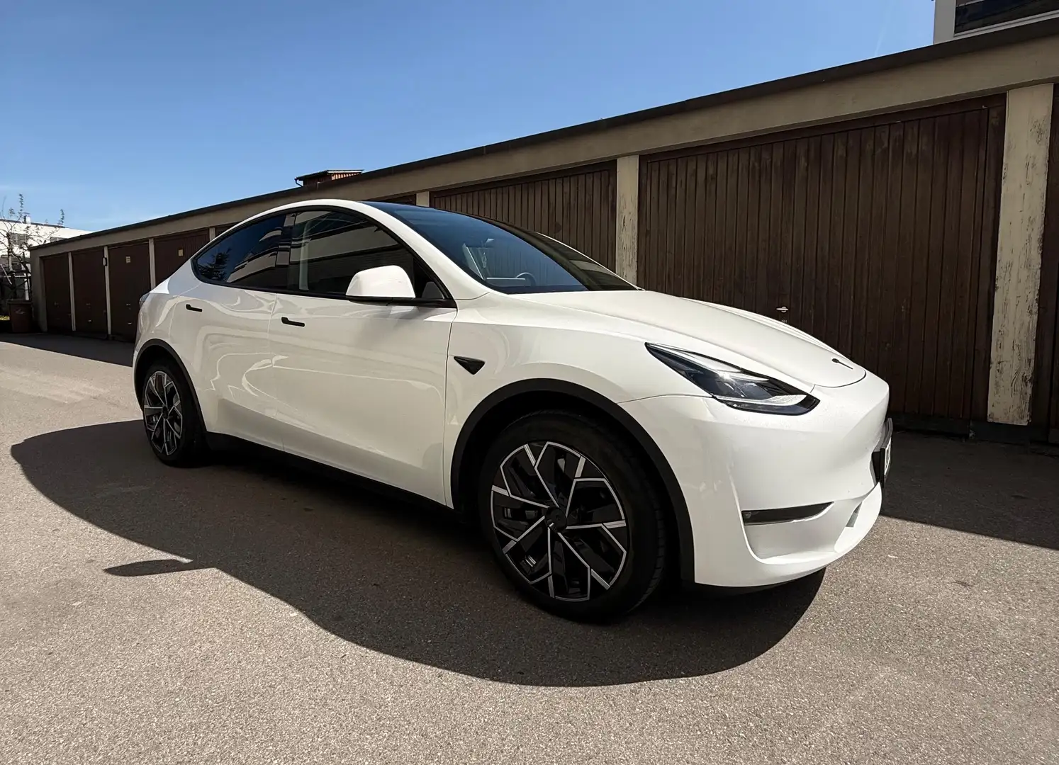 Tesla Model Y Long Range - 1