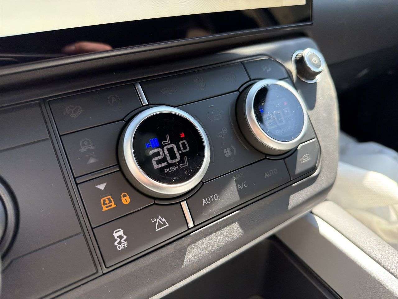 2026 Land Rover Defender 110 P400 X thumb 16