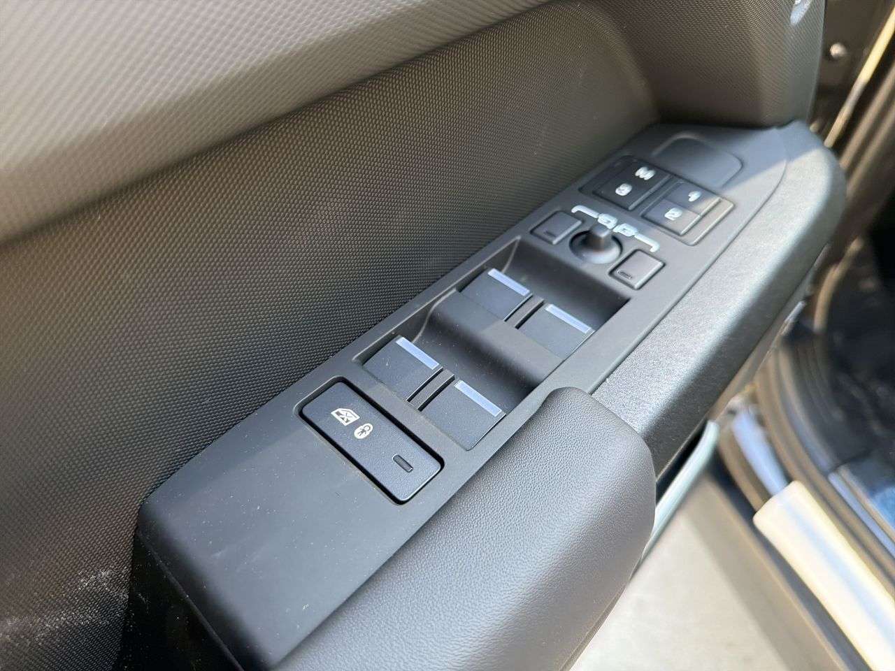 2026 Land Rover Defender 110 P400 X thumb 10