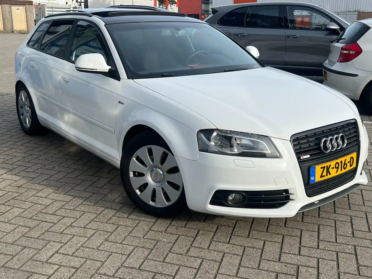 Audi A3 Sportback 1.4 TFSI 92KW S-tronic PANO Wit - 1
