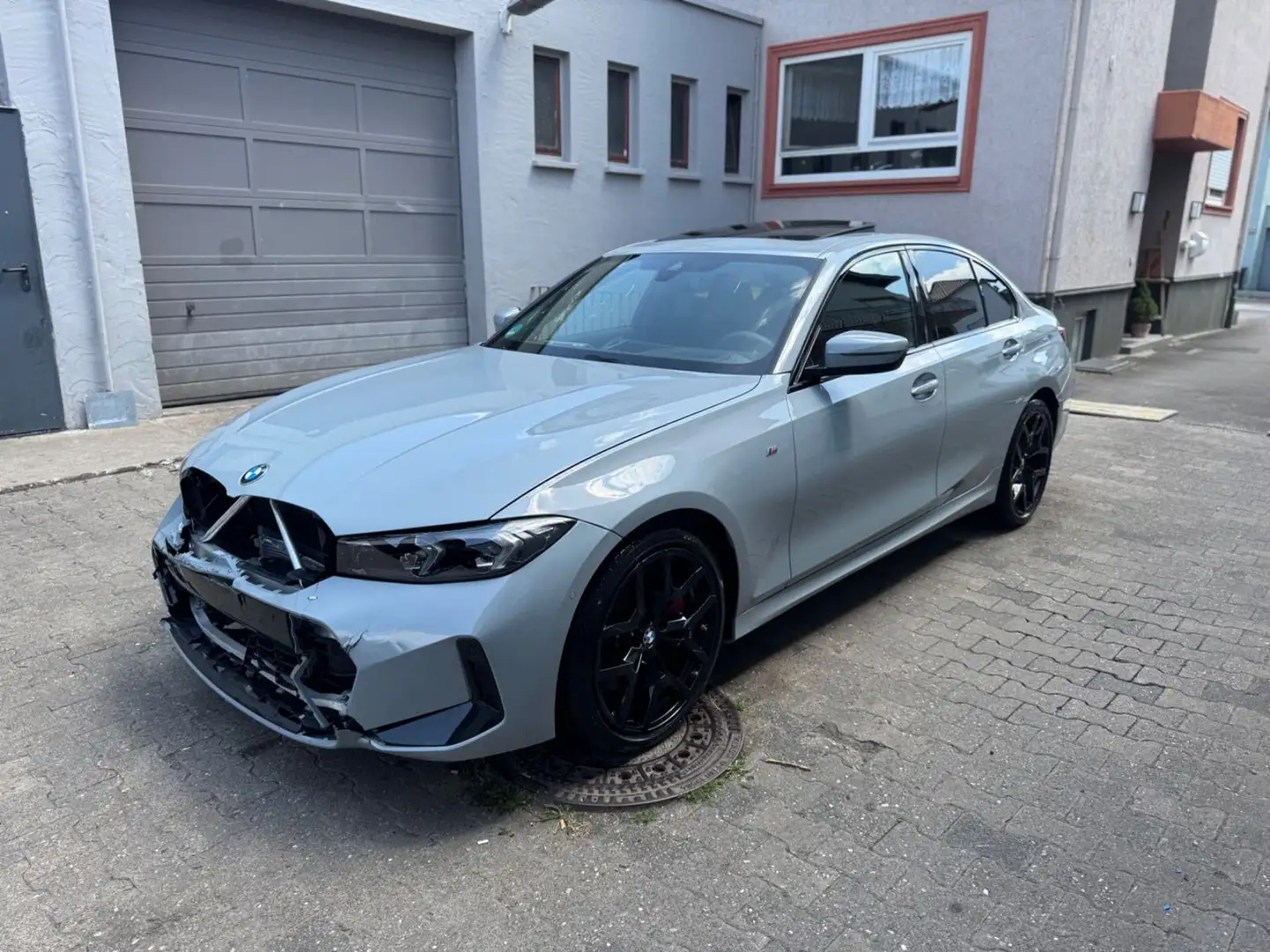 BMW 318 i M Sport Pro*Glsdach*360*Kamera*LED*VOLL Grijs - 2