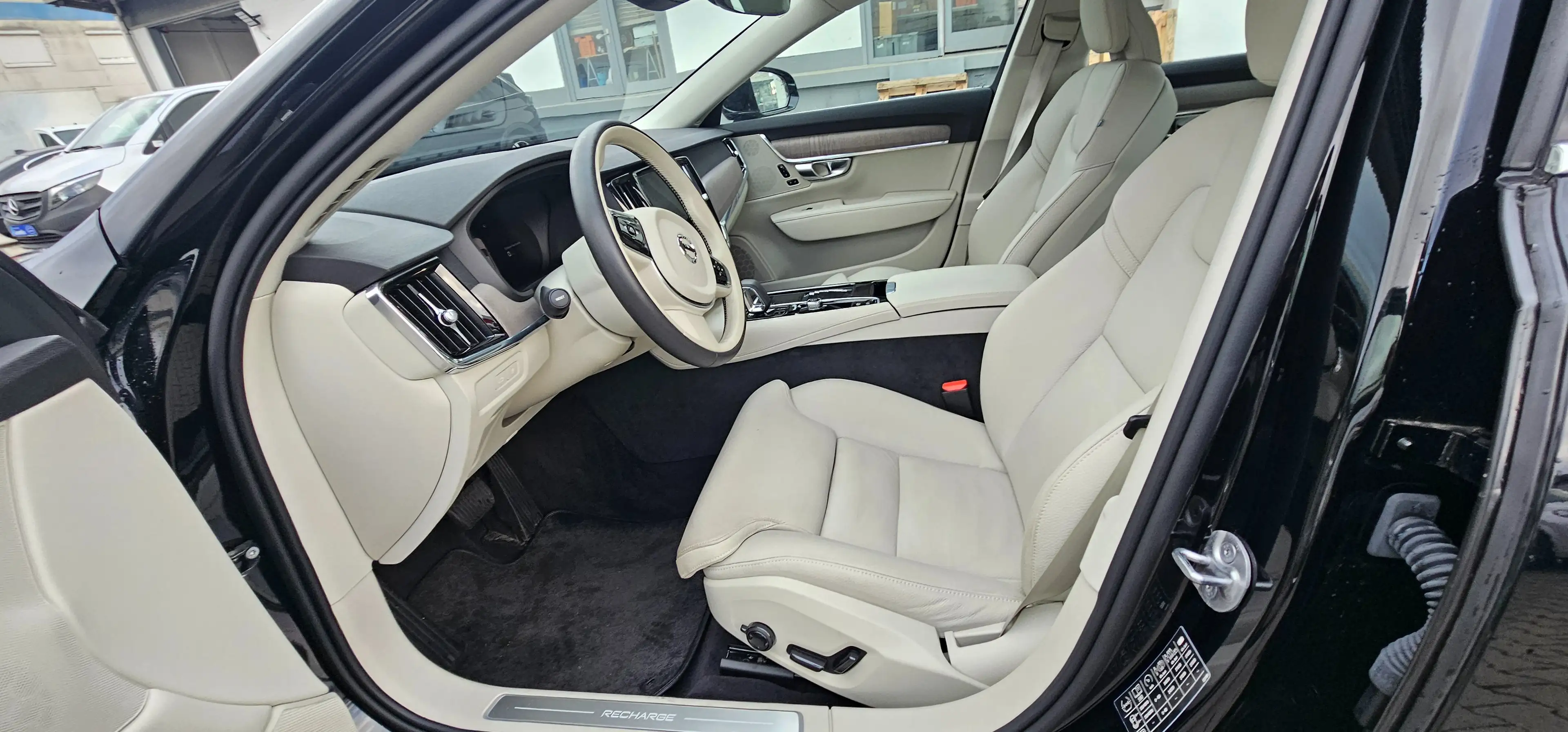 Volvo S90 Plus Bright Recharge Plug-In Hybrid AWD — photo 11