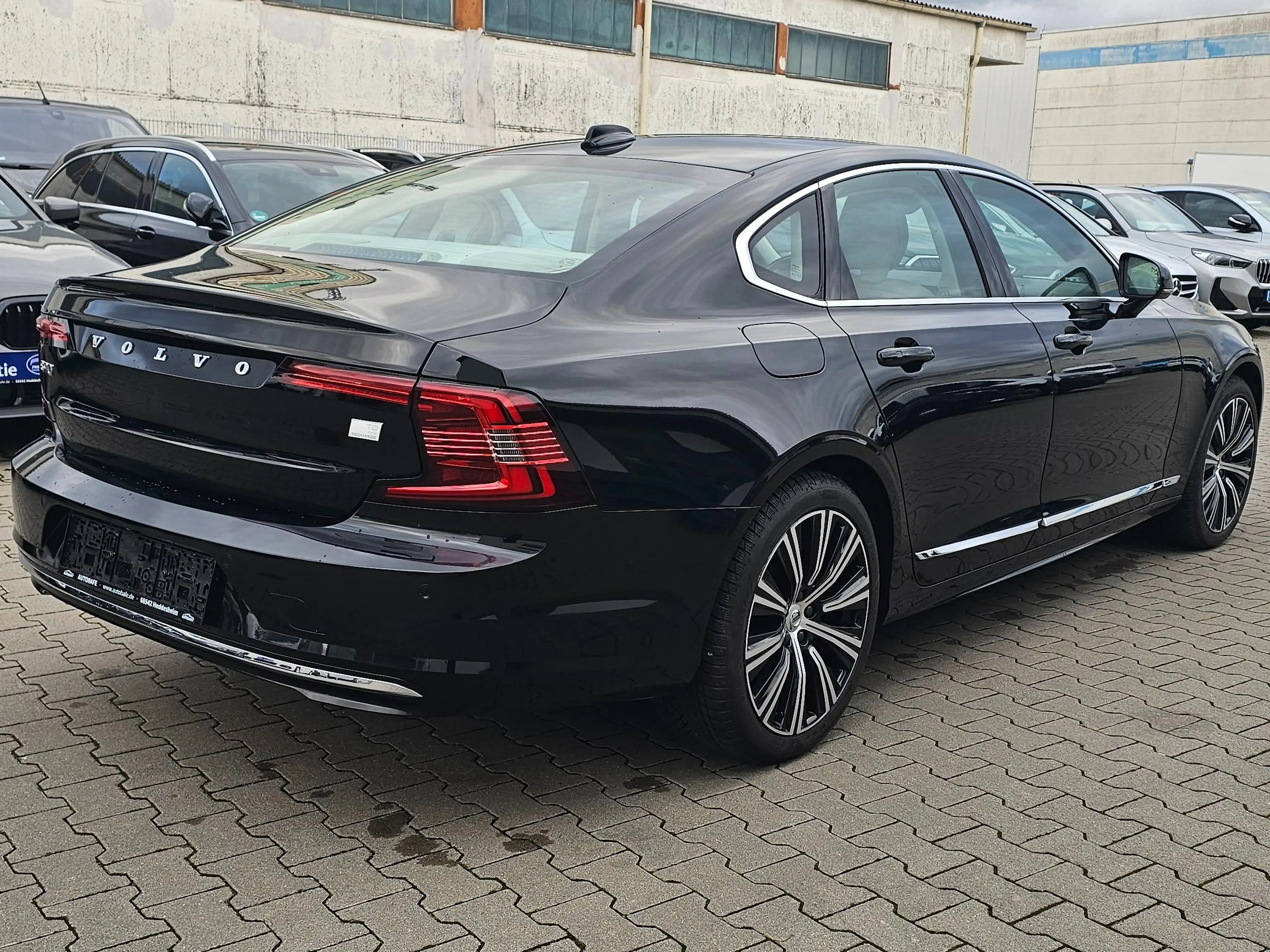 Volvo S90 Plus Bright Recharge Plug-In Hybrid AWD — photo 4