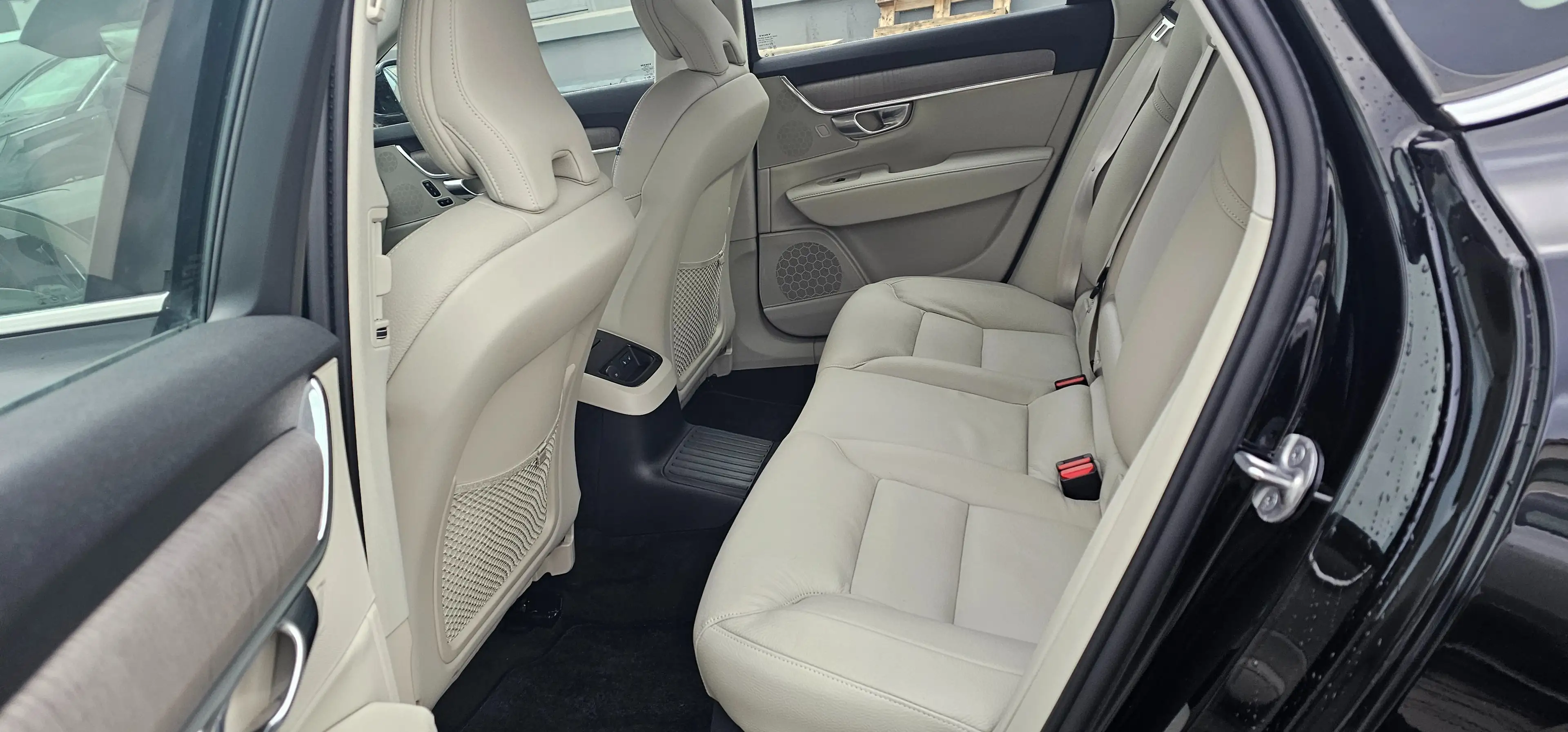 Volvo S90 Plus Bright Recharge Plug-In Hybrid AWD — photo 12