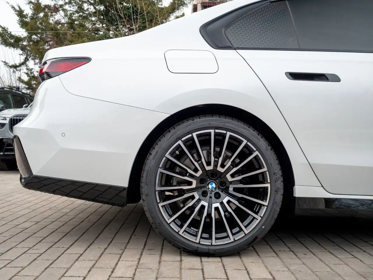 BMW 740 d M SPORT.MASSAGE.DR.ASS.PRO.SKY.INDIVI.5/100 9