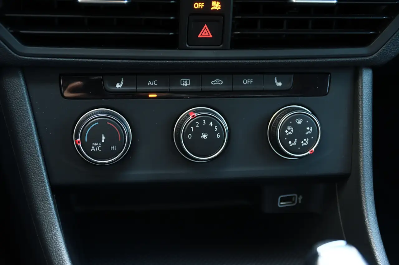 Volkswagen Jetta снимка Volkswagen Jetta