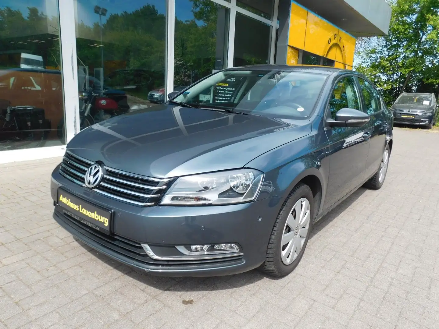 Volkswagen Passat Lim.+KLIMA+SHZ+AHK+APS Grau - 1