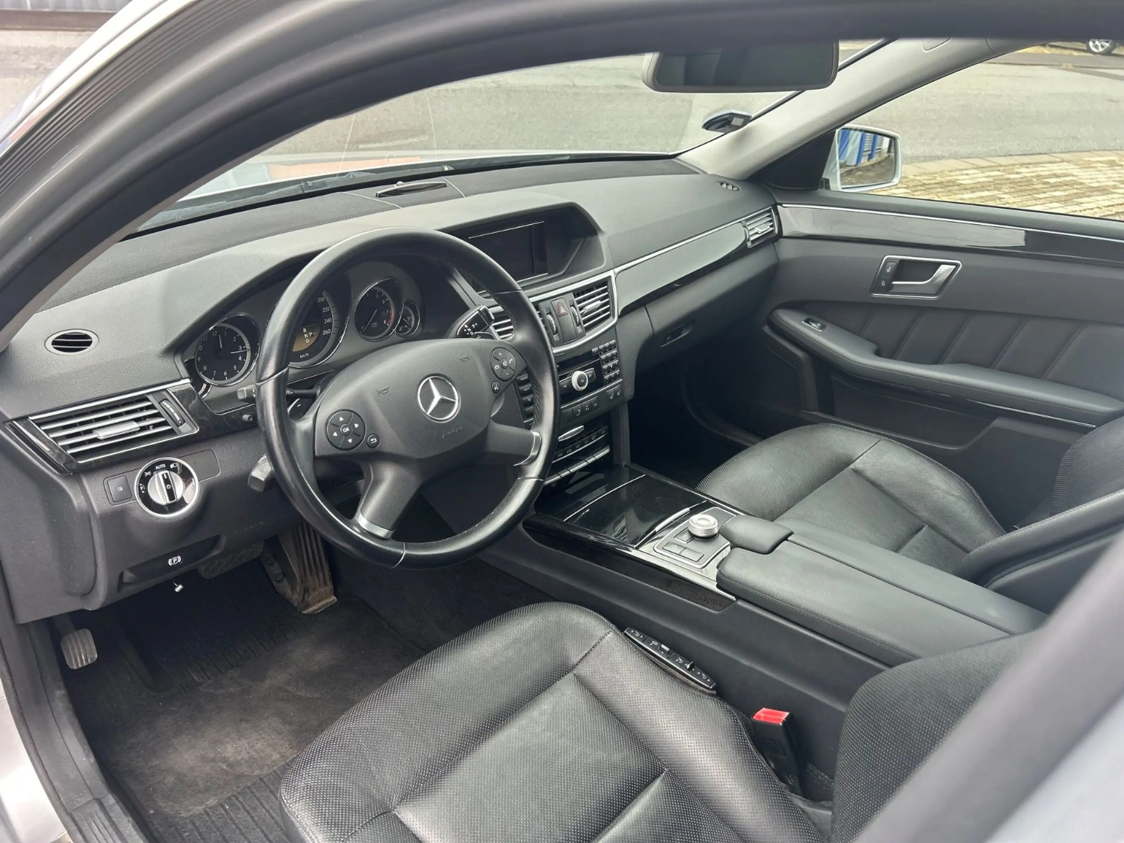 Mercedes-Benz E 350 E Limousine E 350 CGI BlueEfficiency — photo 11