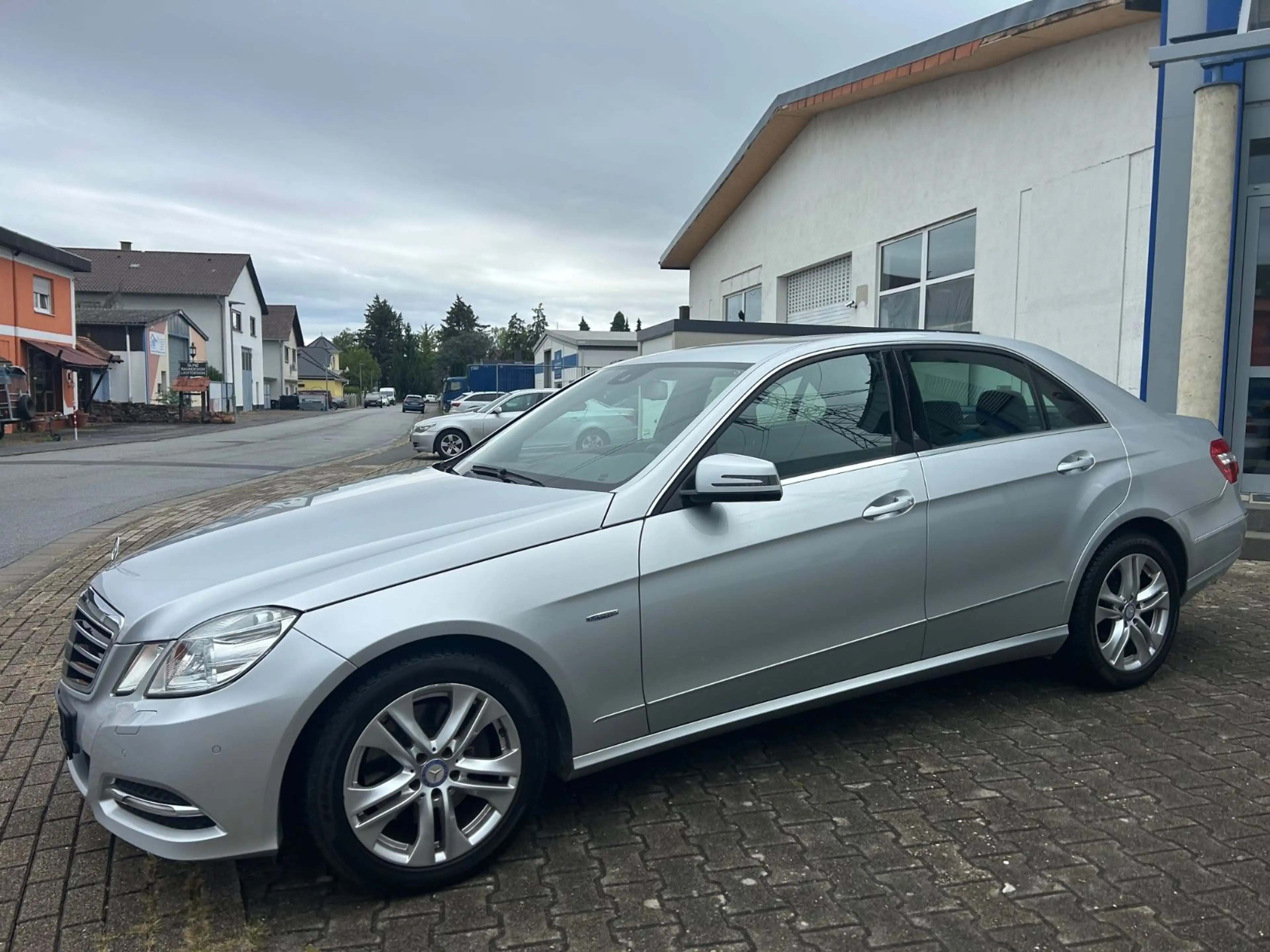 Mercedes-Benz E 350 E Limousine E 350 CGI BlueEfficiency — photo 4