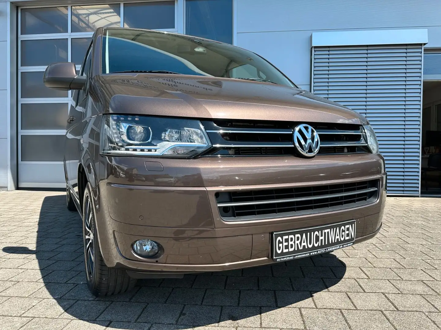 Volkswagen T5 Multivan "Special" 2.0 TDI NAVI BI-XENON AHK Marrón - 1