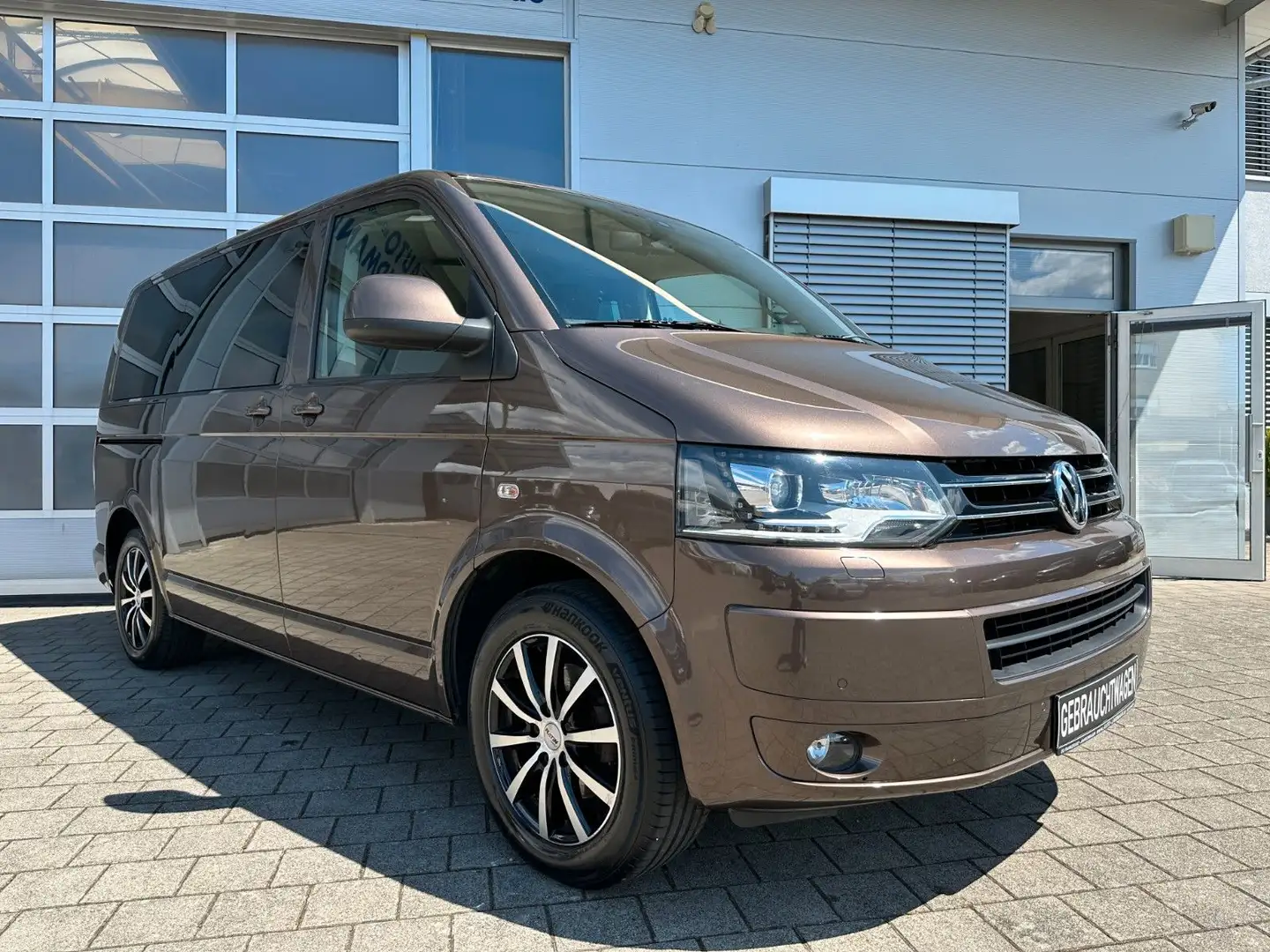 Volkswagen T5 Multivan "Special" 2.0 TDI NAVI BI-XENON AHK Marrón - 2