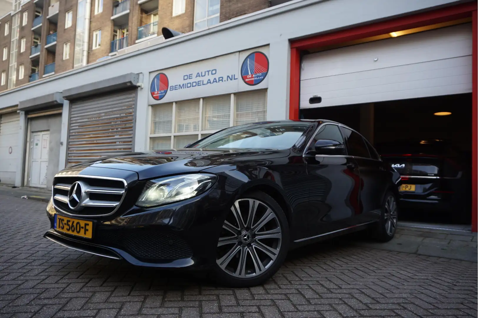 Mercedes-Benz E 200 Business Solution | Sfeer | 19inch | Camera | LED Noir - 1