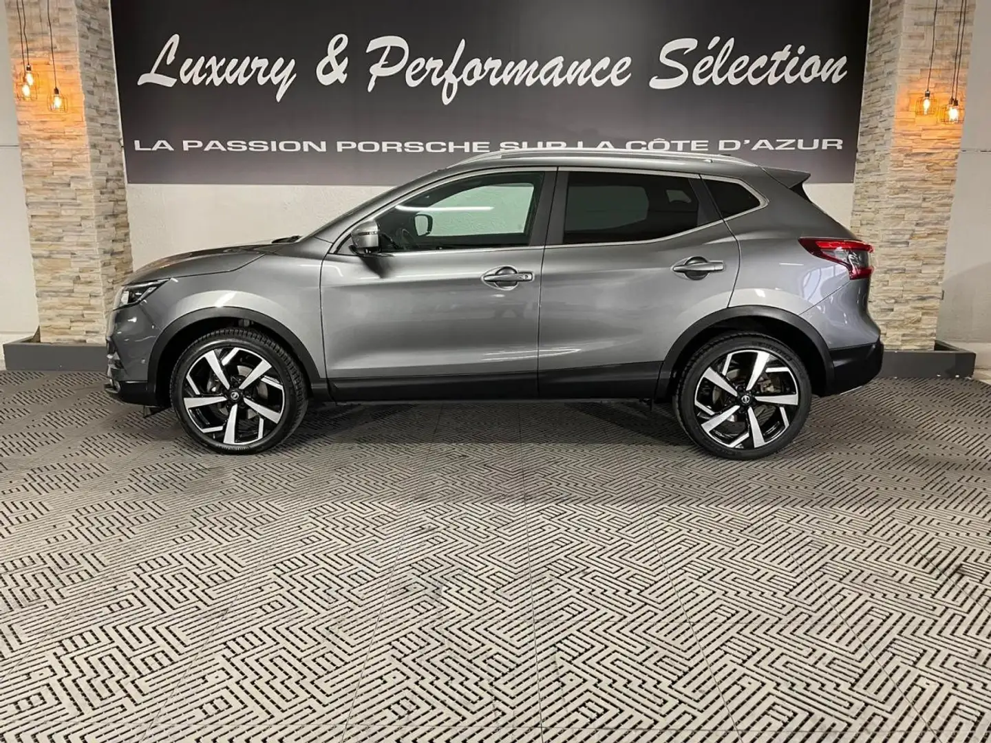 Nissan Qashqai Qashqai 1.6 dCi - 130 - BV X-Tronic  II 2017 Tekna+ - 2 ème main - Français - Etat neuf Grijs - 2