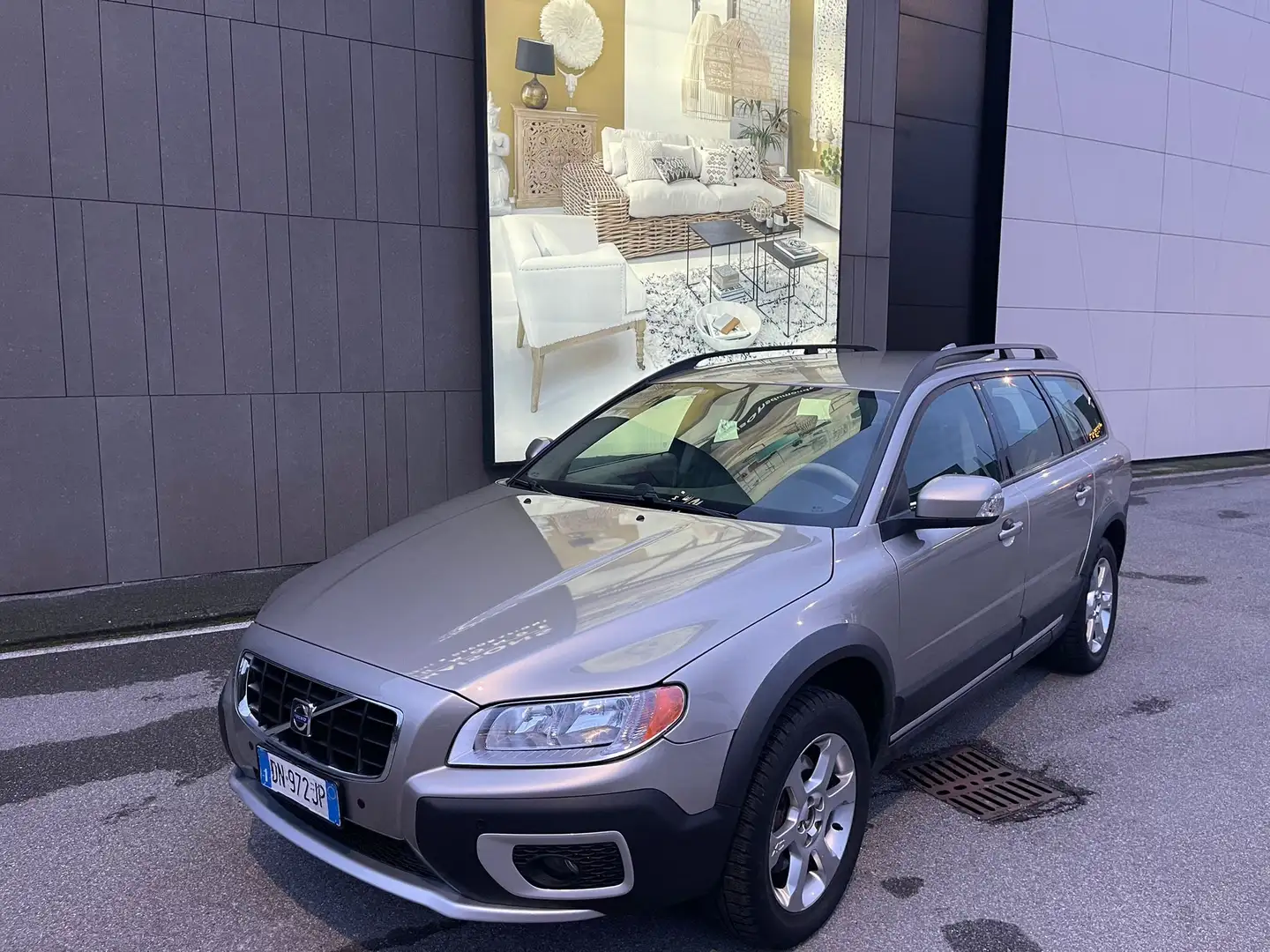 Volvo XC70 2.4 d5 Momentum awd 185cv Grigio - 2