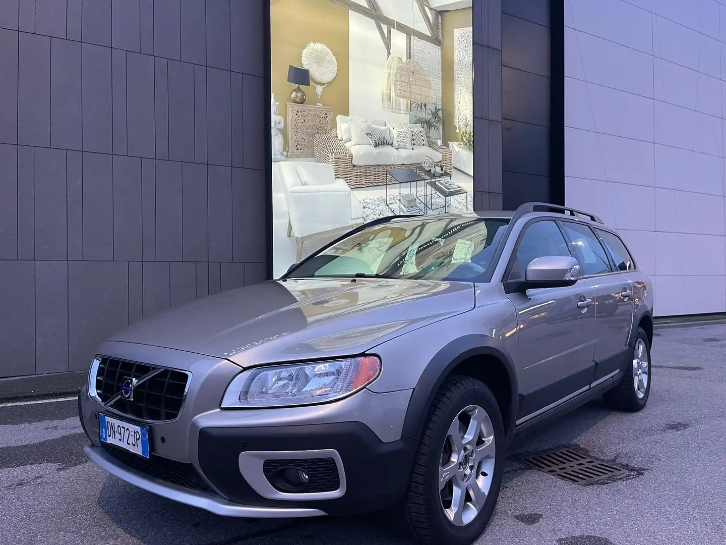 Volvo XC70 2.4 d5 Momentum awd 185cv Grigio - 1