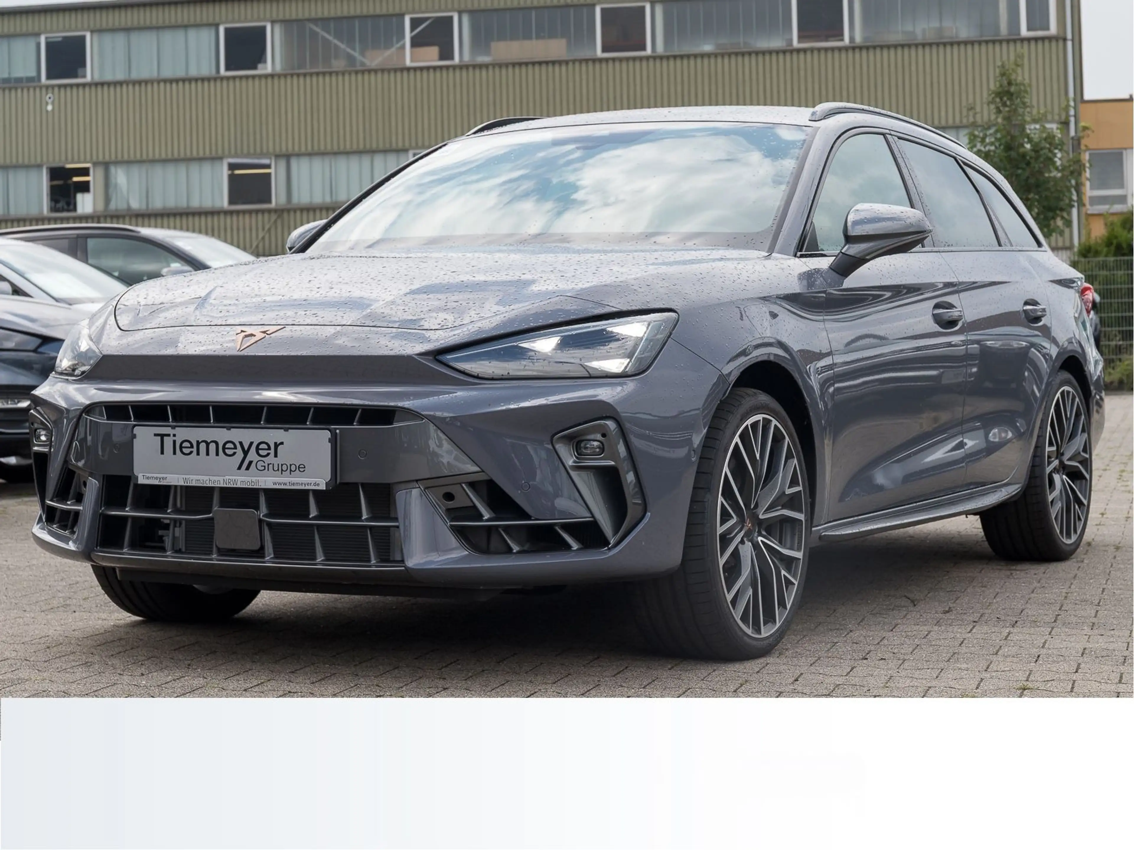 CUPRA Leon Sportstourer 2.0 TSI DSG VZ 4DRIVE REAR VIE — photo 2