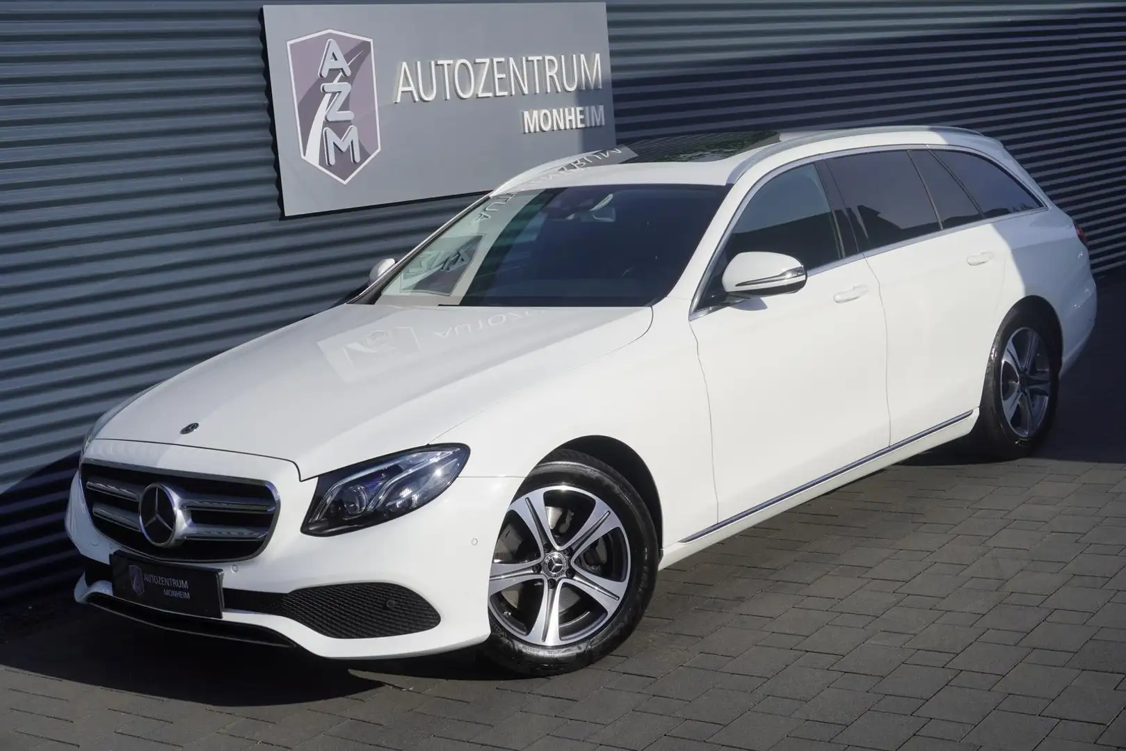 Mercedes-Benz E 250 E250 T AVANTGARDE|PANORAMA|MULTIBEAM|KAMERA|NAVI Bílá - 1