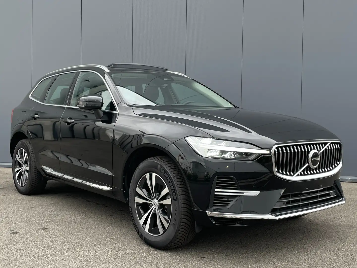 Volvo XC60 T6 AWD Core Bright PHEV PANO TOW CAM CC HEAT 18" Zwart - 2