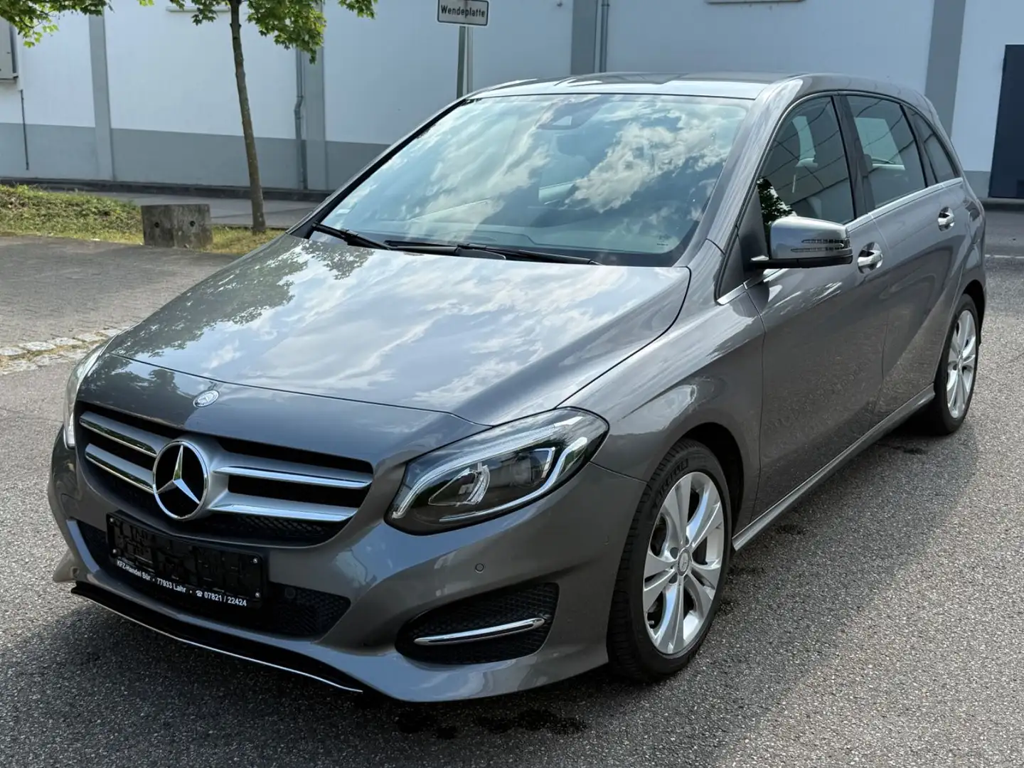 Mercedes-Benz B 200 TÜV NEU/NAVI/LED/AHK/NOTBREMS AS./SHZ/PDC/ Grau - 1