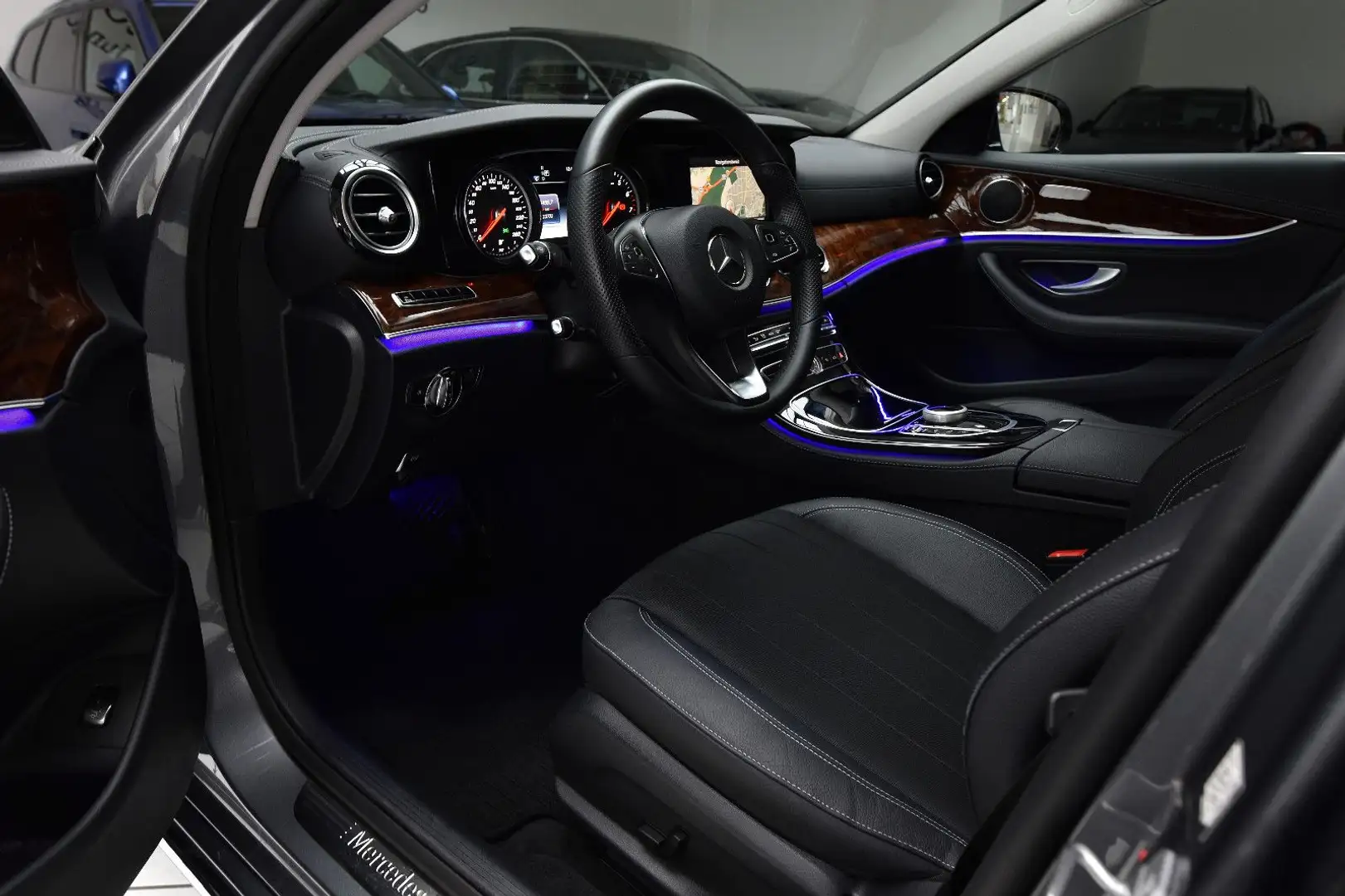 Mercedes-Benz E 200 *1 Hand* 100% MB Historie* Kamera* Gris - 2