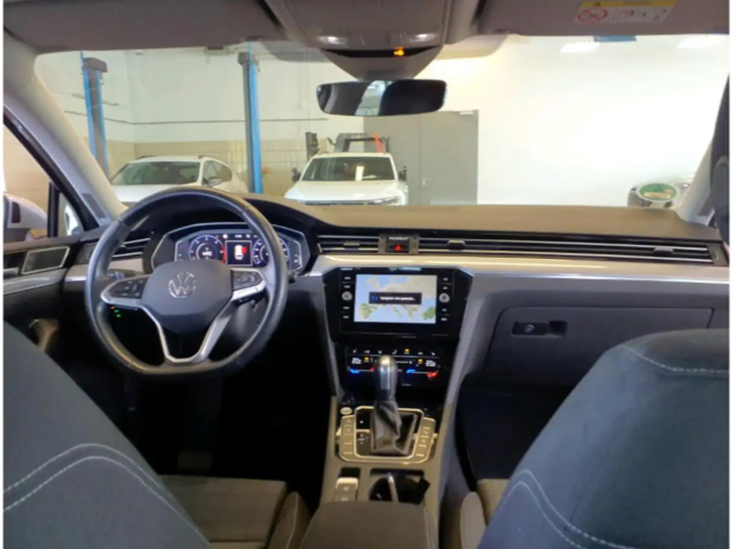 Volkswagen Passat Variant 2.0 TDI Business IQ.Light Navi AC Silber - 2
