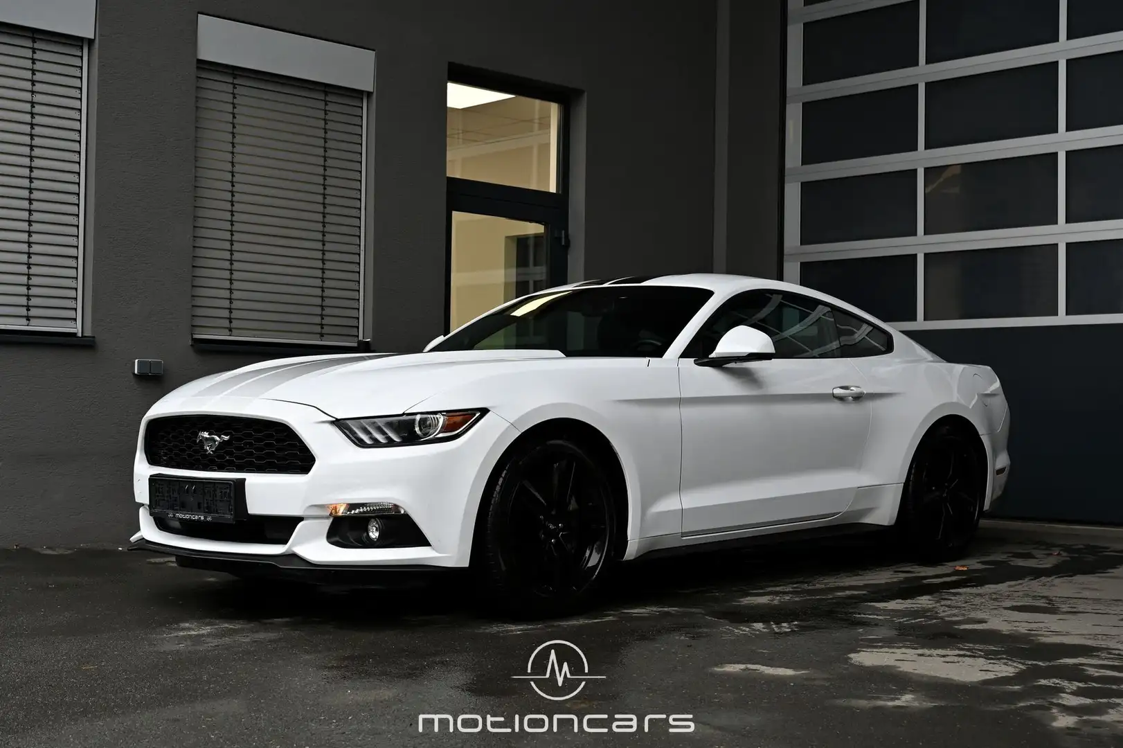 Ford Mustang 2.2 EcoBoost Basis Weiß - 1