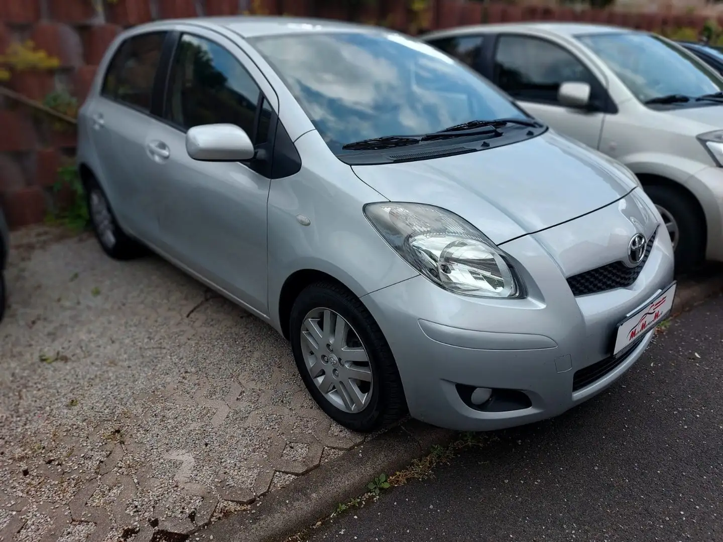 Toyota Yaris 1,33-l-Dual-VVT-i Executive Silber - 1