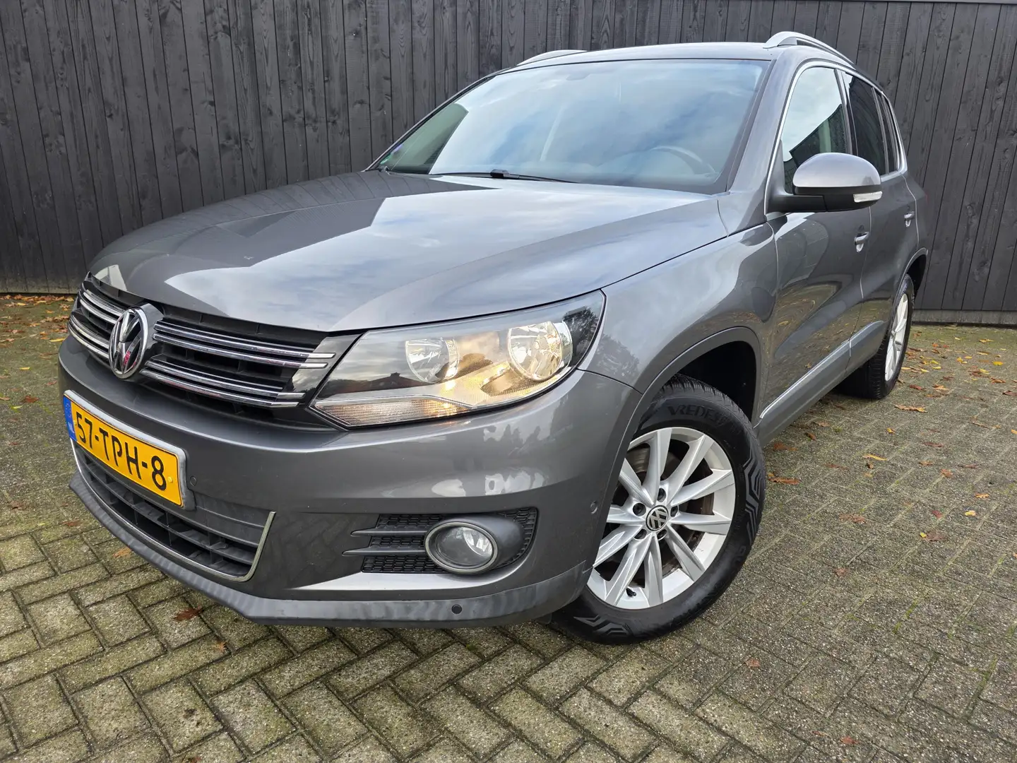 Volkswagen Tiguan 1.4 TSI Sport&Style Grau - 1