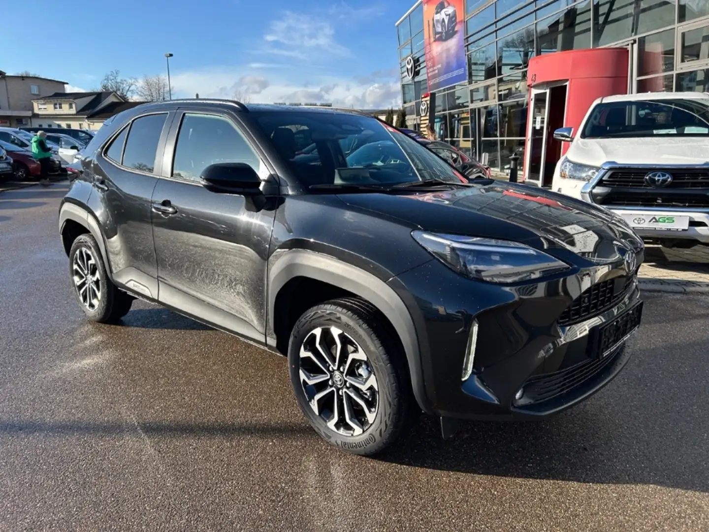 Toyota Yaris Cross 1,5l Teamplayer 4x2 Hybrid Safety + Winter Schwarz - 2