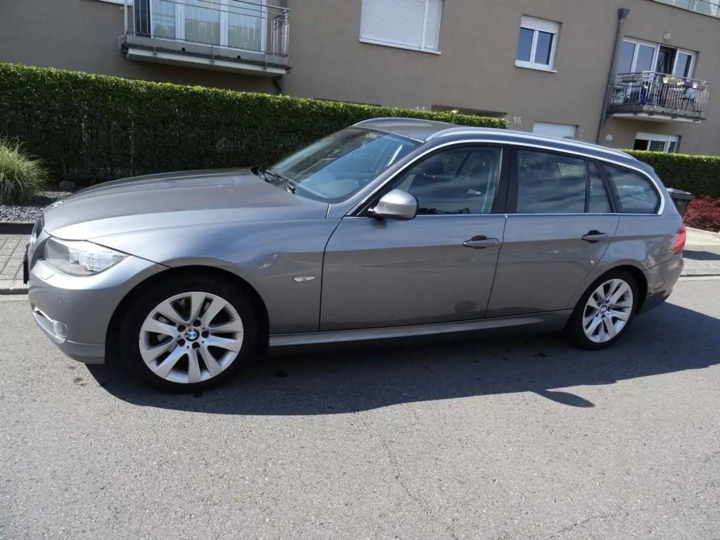 BMW 320 d Automatique Gris - 1