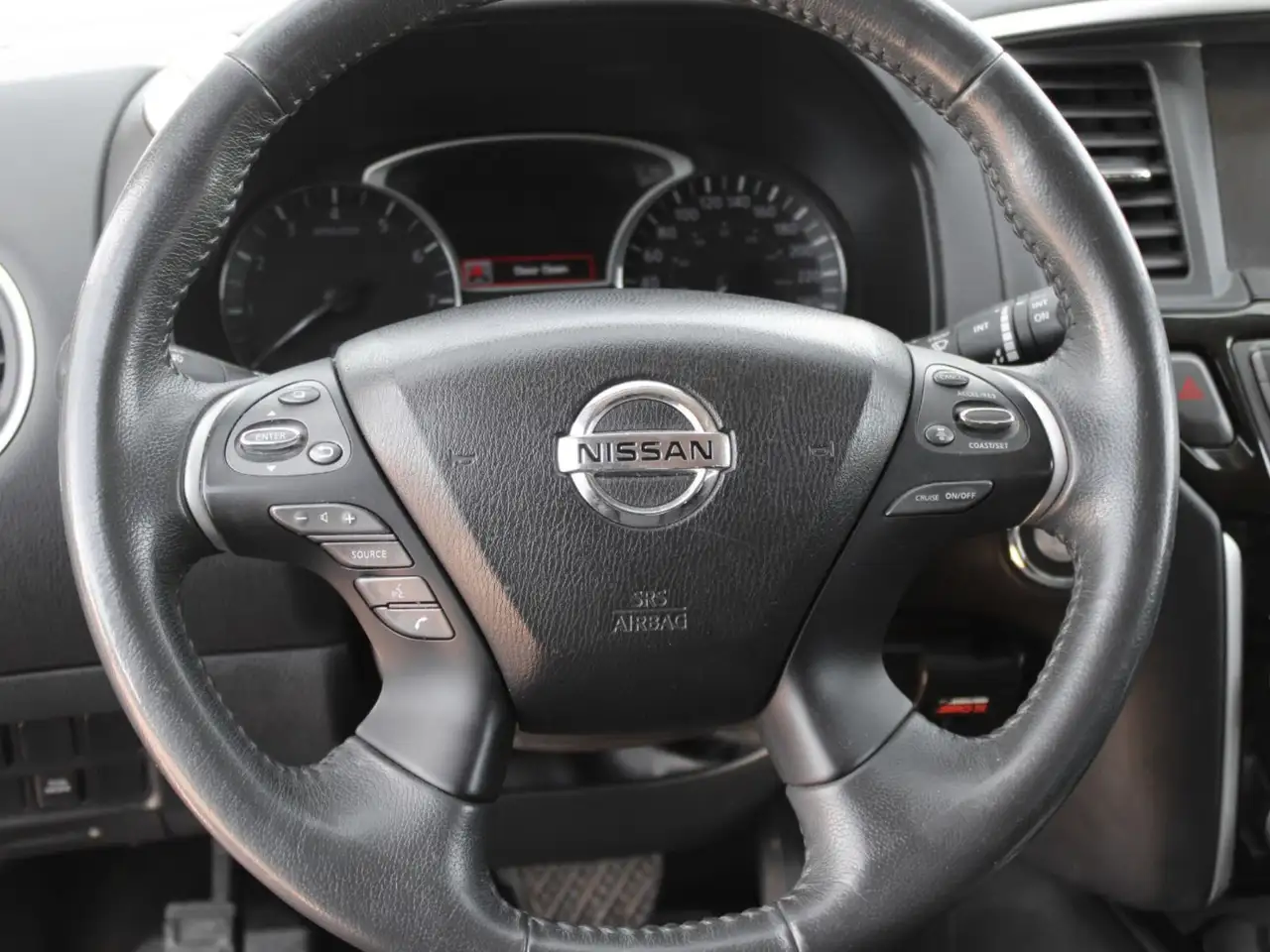 Nissan Pathfinder снимка Nissan Pathfinder