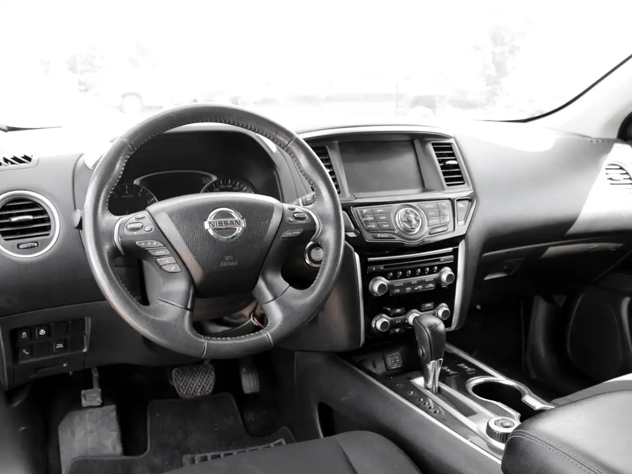 Nissan Pathfinder снимка Nissan Pathfinder
