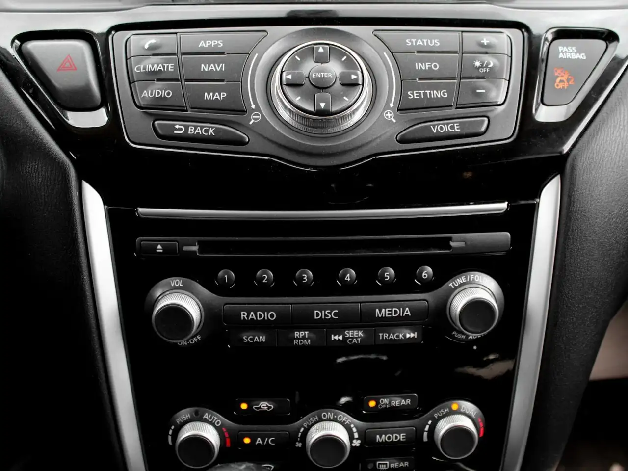 Nissan Pathfinder снимка Nissan Pathfinder
