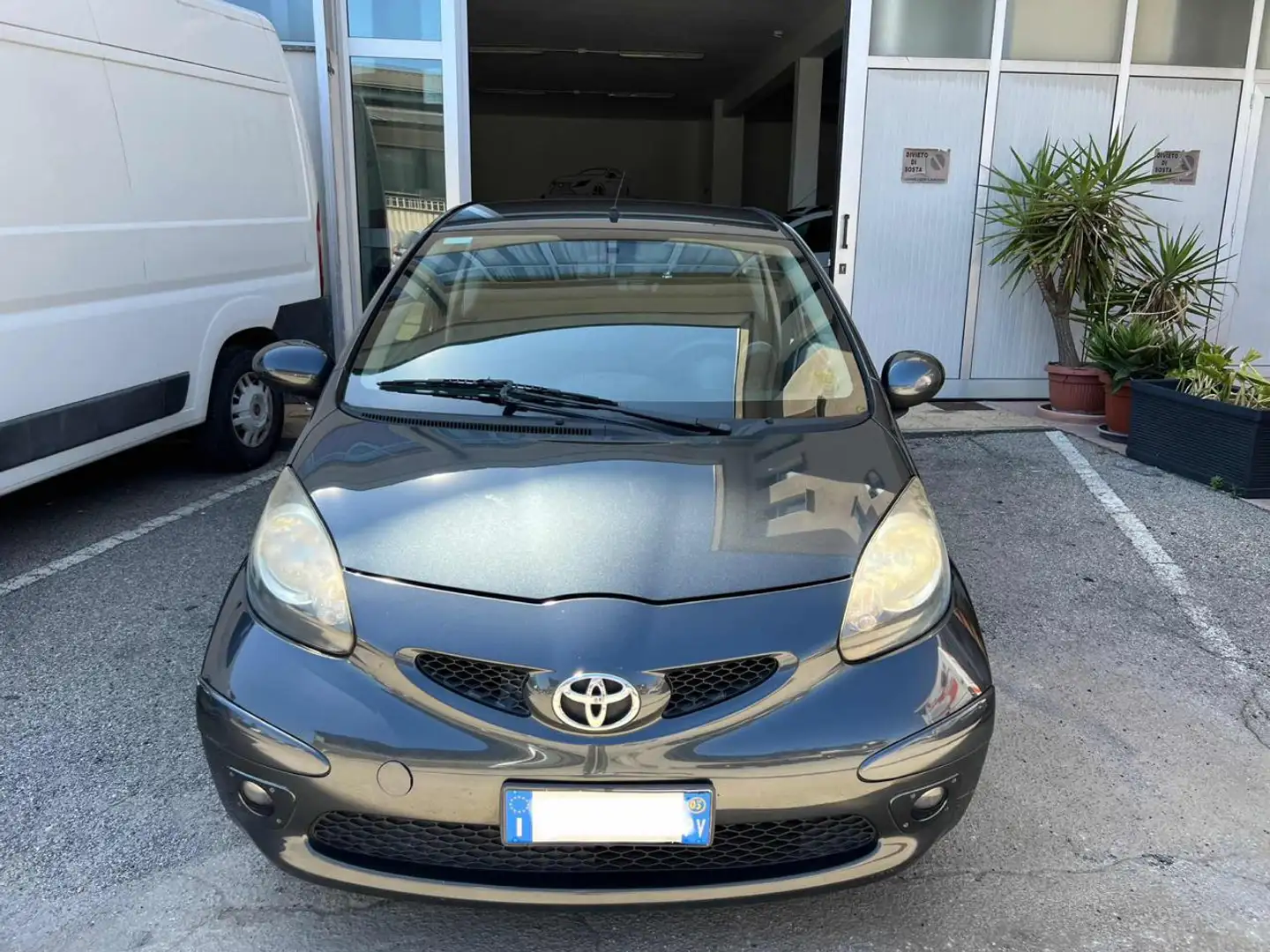 Toyota Aygo 1.0 12V VVT-i 3 porte#NEOPATENTATI Grijs - 1