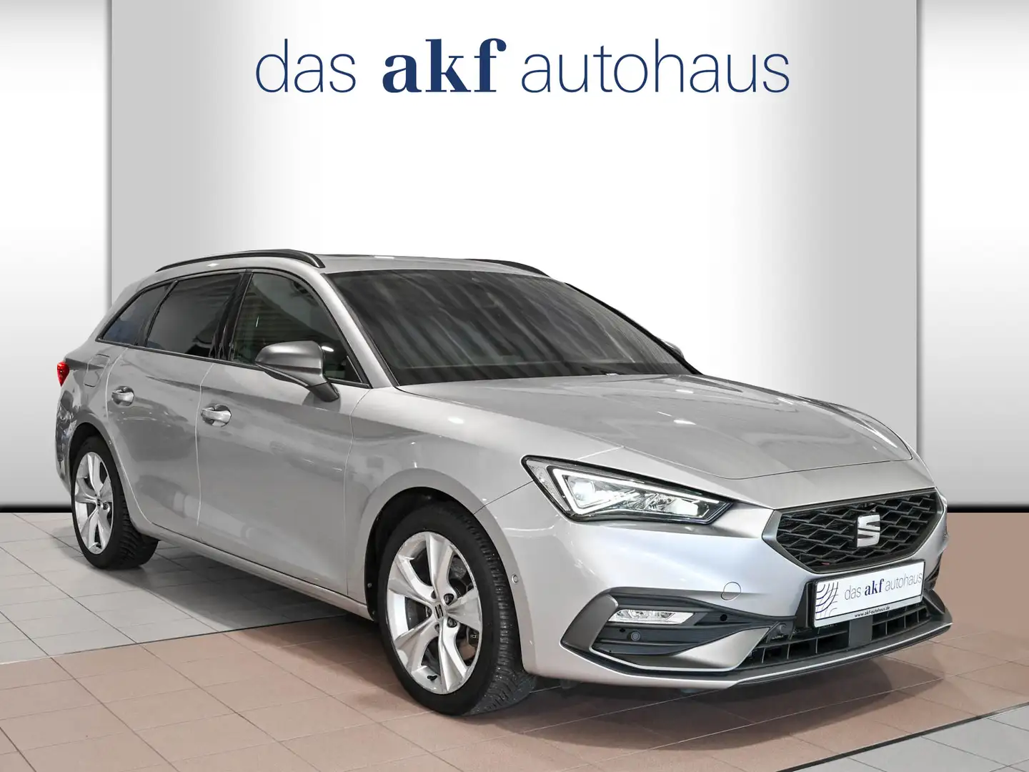 SEAT Leon ST 2.0 TDI DSG FR-Navi*AHK*Kamera*Panorama*AC Silber - 2